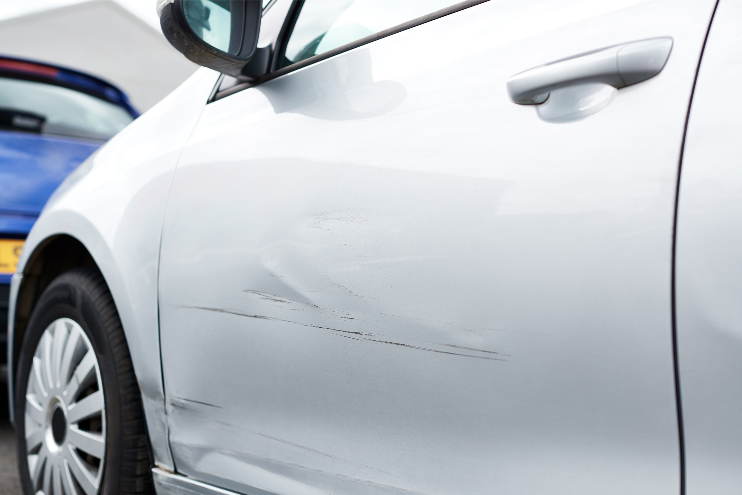 Como se reparam os arranhões profundos no carro?
