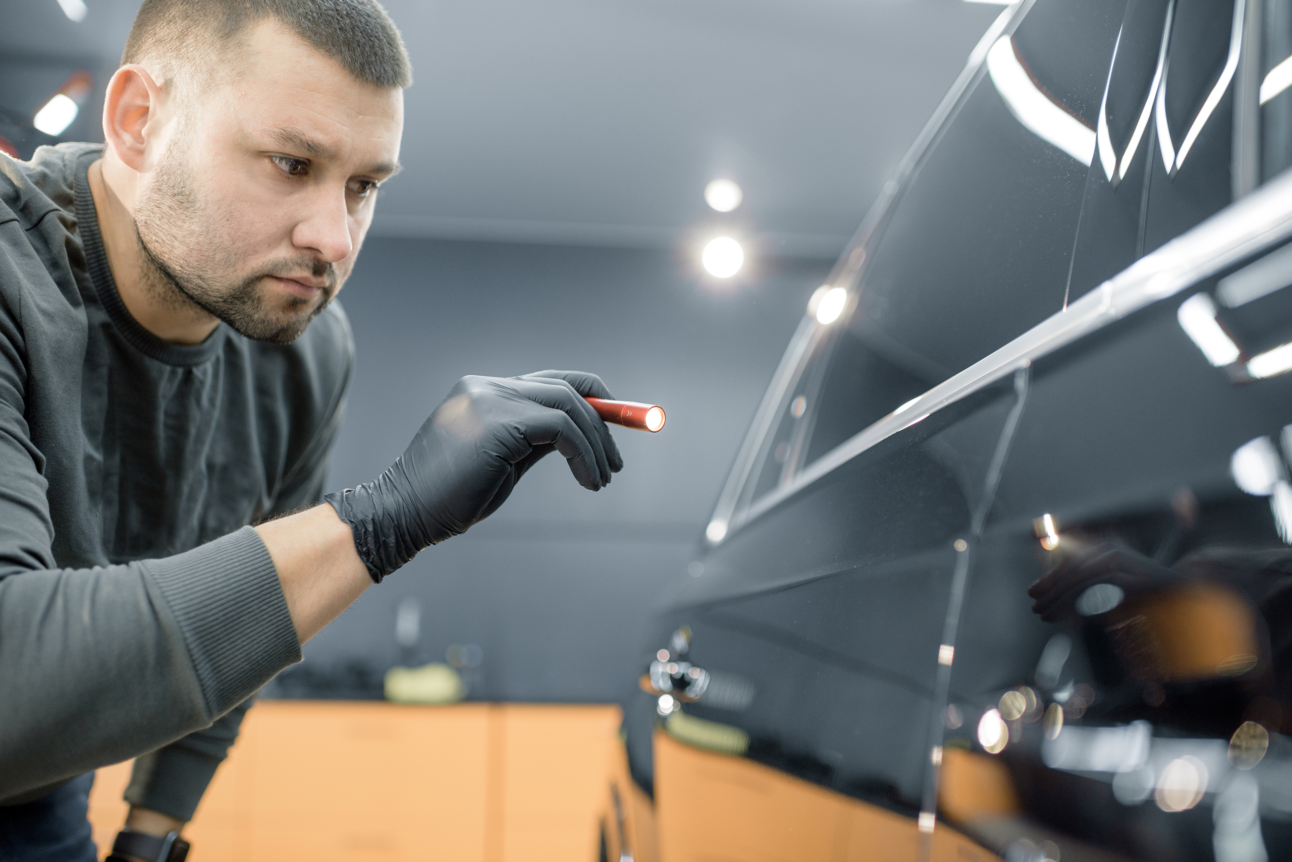 Como remover um arranhão de tinta do carro? Continue lendo!